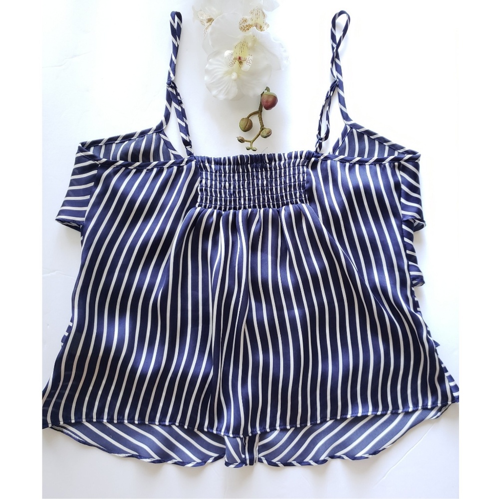 CUTE 💙RUFFLE TOP - Picture 2 of 3